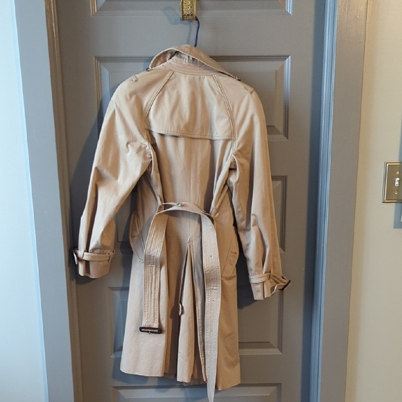 Classic Beige Trench Coat - Picture 3 of 8